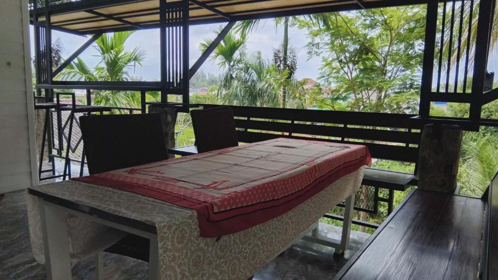 En eller flere senge i et værelse på Chalisa Bukit House Lanta