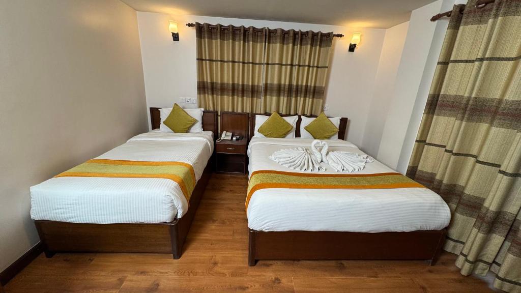 2 letti in camera con gonne di Hotel Everest Nepal a Kathmandu