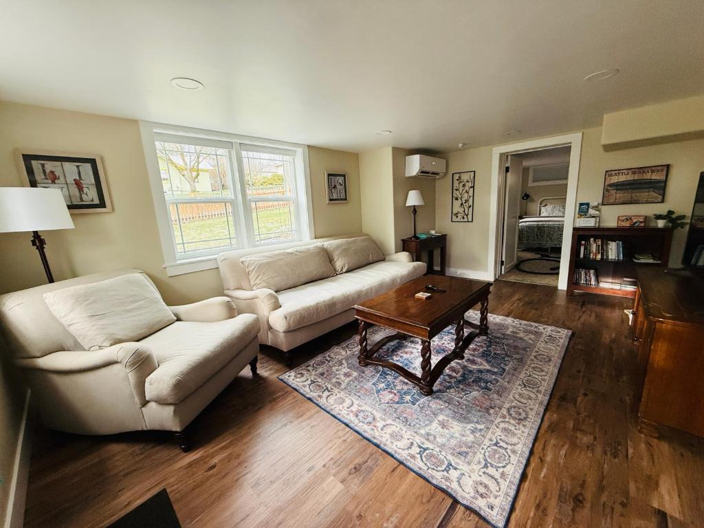 Khu vực ghế ngồi tại State Street Cottage, Suite 1