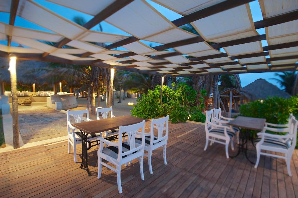 Restaurace v ubytování Dolphin Beach Resort