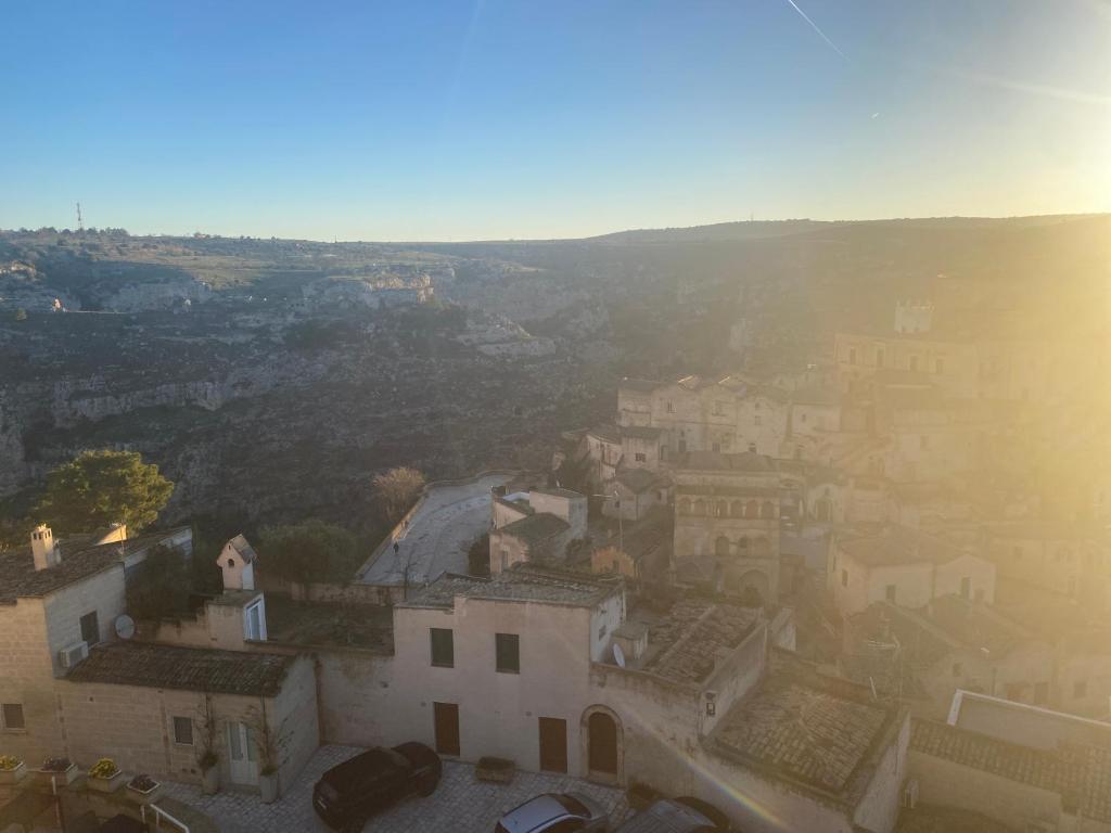 una vista aerea di una città con edifici di Central Matera cesarea a Matera