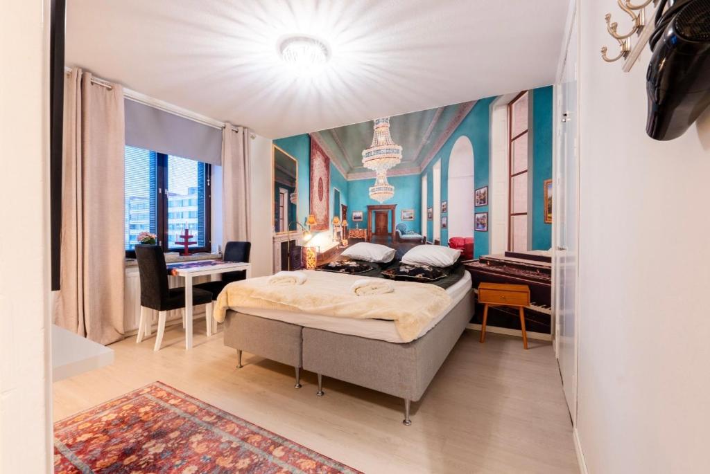 En eller flere senge i et værelse på Studio in the city center FREE PRIVATE PARKING