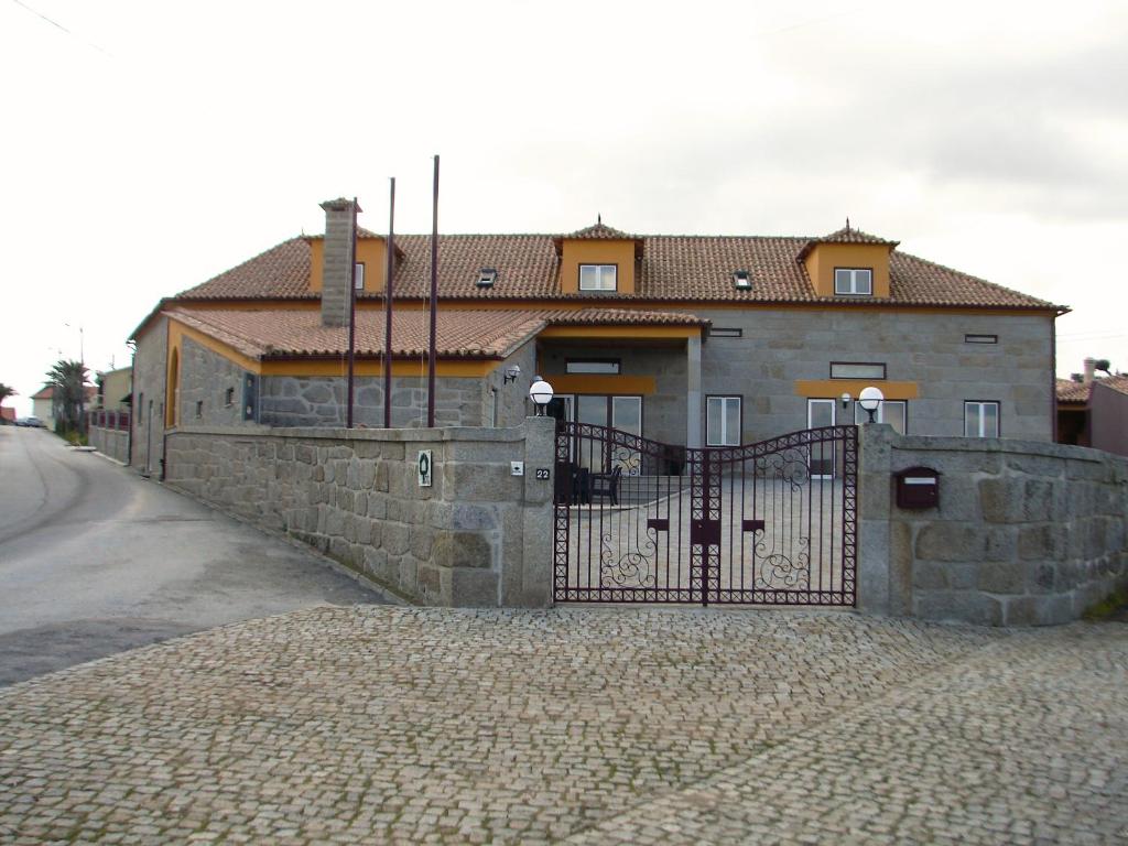 uma casa de pedra com um portão numa rua em Casa do Lagar de Tazem em Vila Nova de Tazem