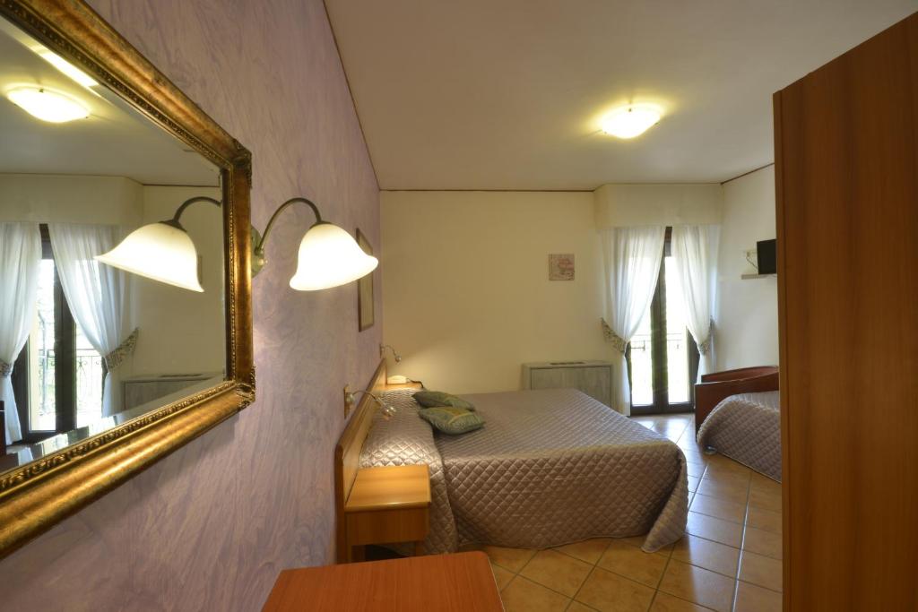 Hotel Pineta Ristorante country house in Fabriano - Habitación Doble Con Balcón
