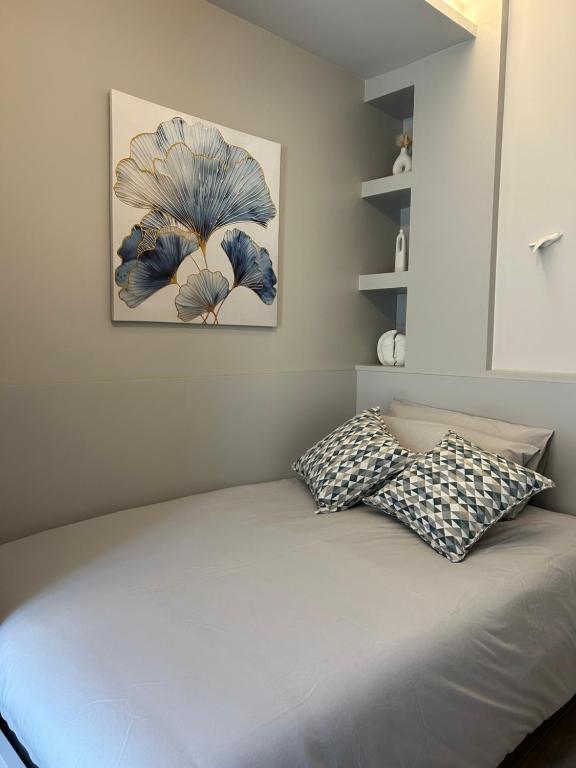 a bed with two pillows in a bedroom at Brezza di mare home con garage in Civitanova Marche