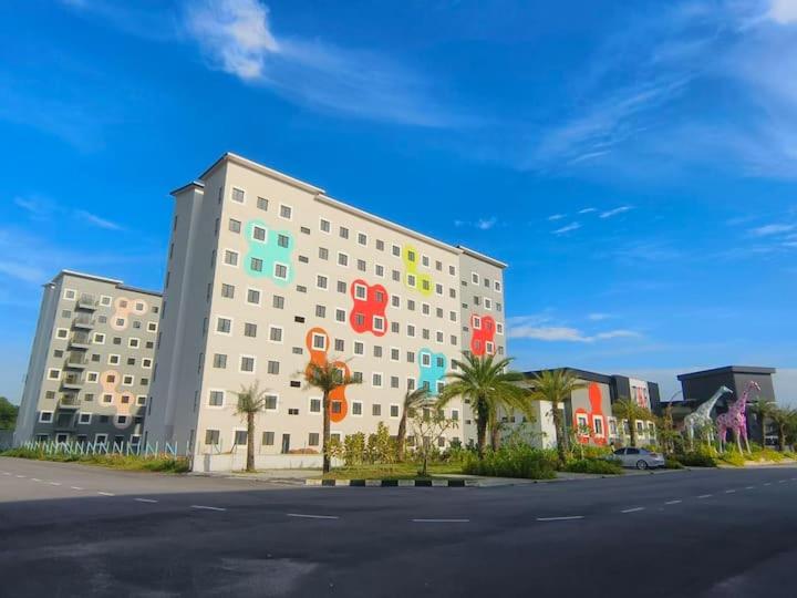 een groot wit gebouw met kleurrijke pleinen erop bij IFS Soho 3 in Kampong Bota Road