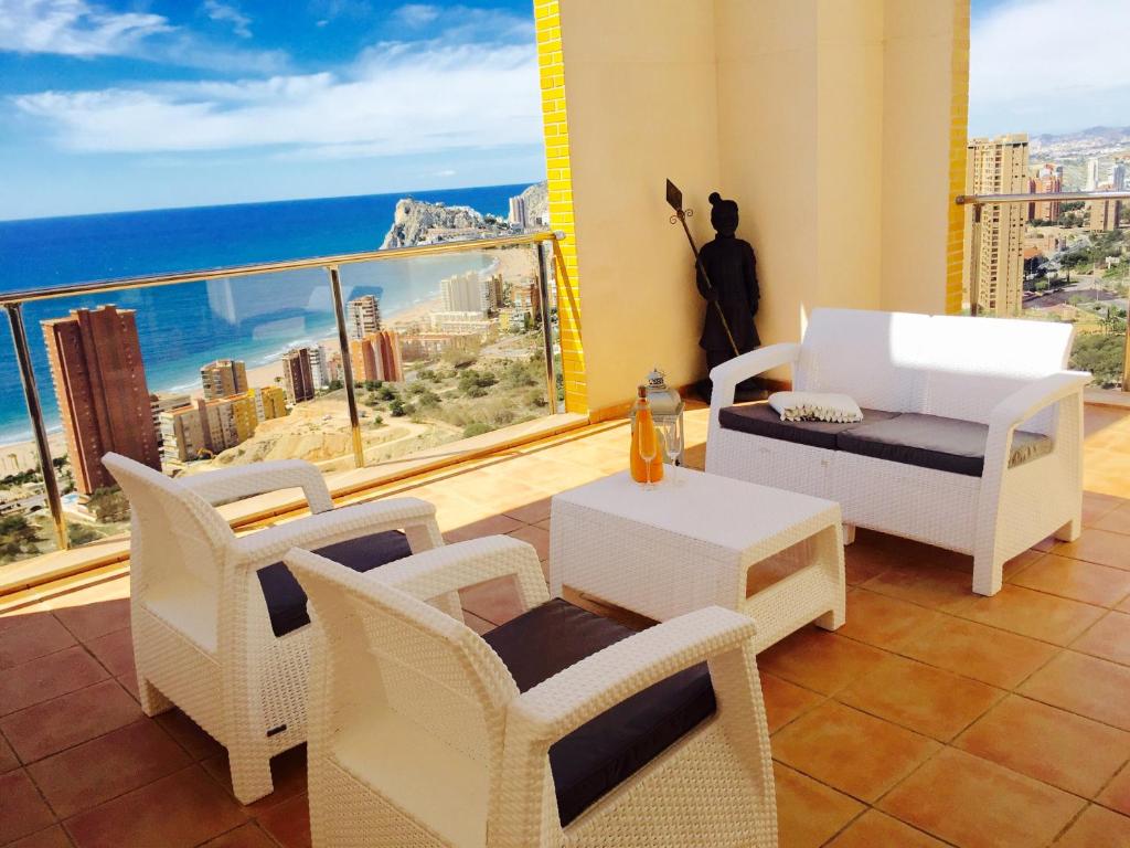 Habitación con balcón con vistas al océano. en Apartment Roxana, en Benidorm