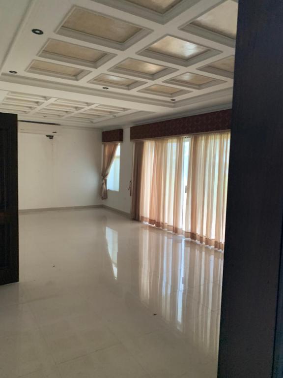 an empty room with white walls and a ceiling at Hermosa casa súper equipada in Miramar