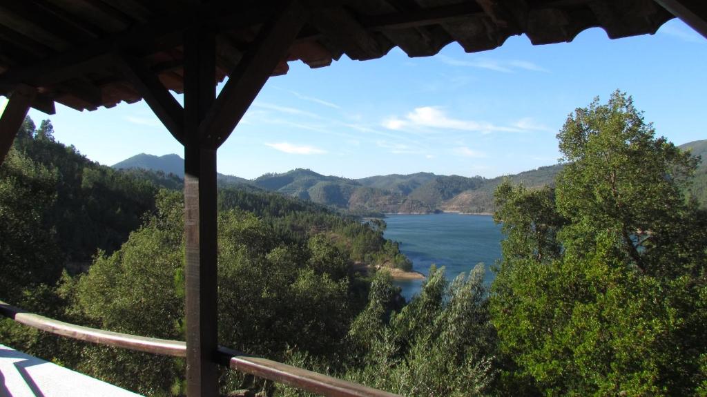 een uitzicht op een meer vanuit een huis bij Chão da Lousa in Dornes