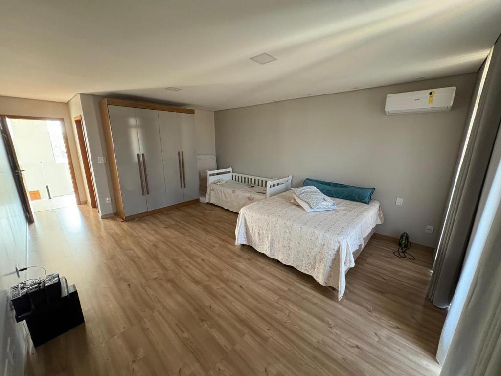 une chambre avec deux lits et un parquet dans l'établissement Il laghetto di Lorenzo, à Contagem