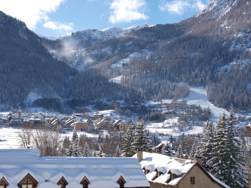 ラ・サル・レ・ザルプにあるles gentianesの山々を背景に雪に覆われた村