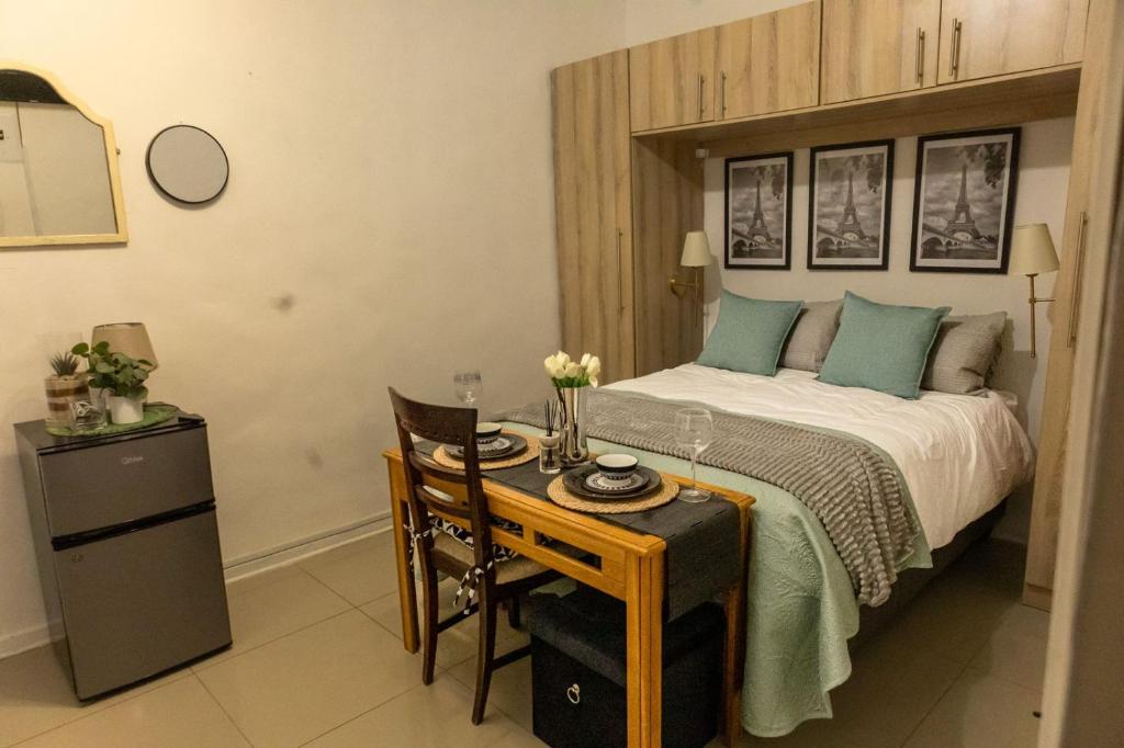 a bedroom with a bed and a table with a table sidx sidx at Thorne's crip in Pretoria