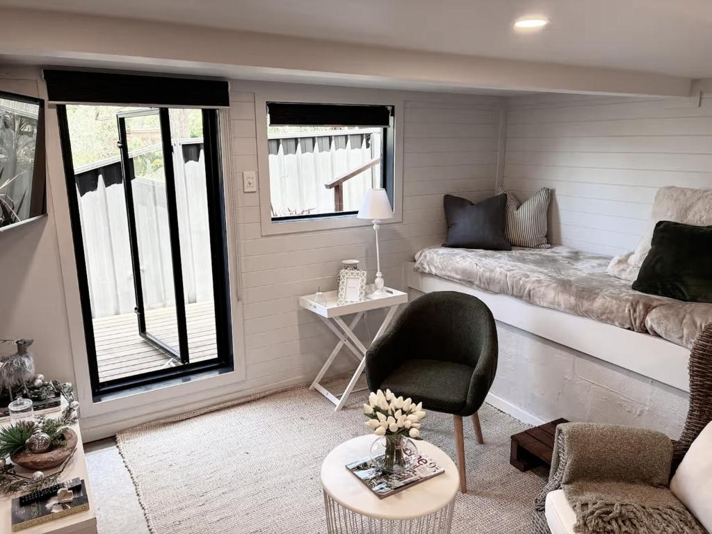 Giường trong phòng chung tại Courtyard Pool Studio Private Luxe Retreat