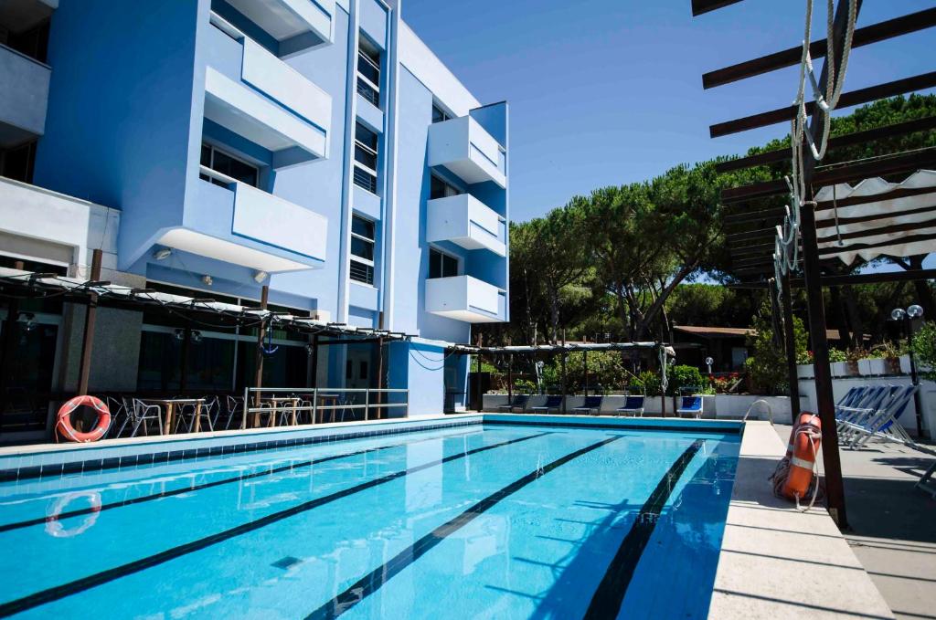 Bazén v ubytování Grand Hotel Helios nebo v jeho okolí