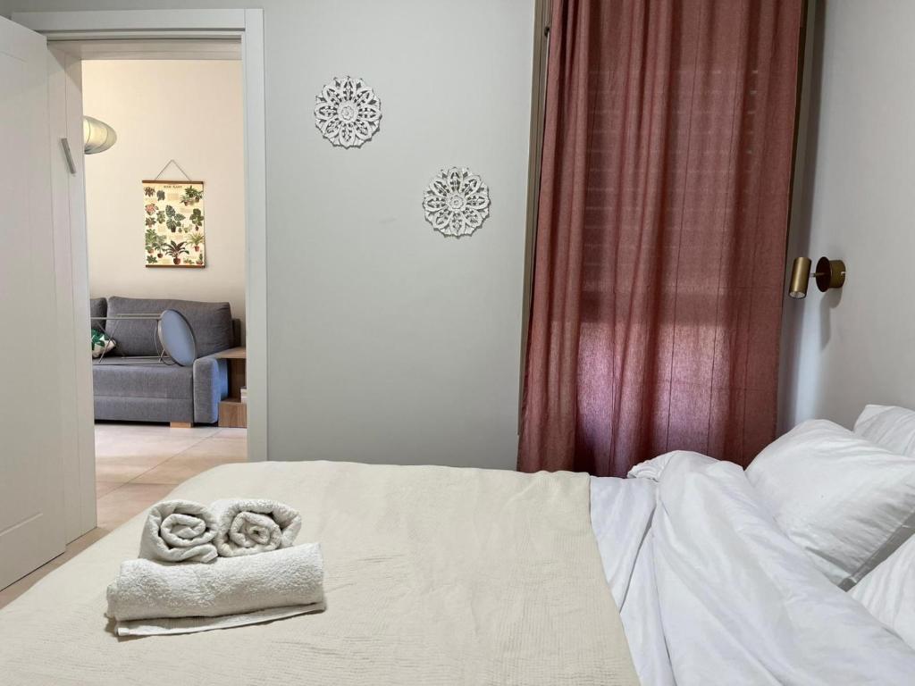 een slaapkamer met een bed met handdoeken erop bij מול ים המלח in Ovnat