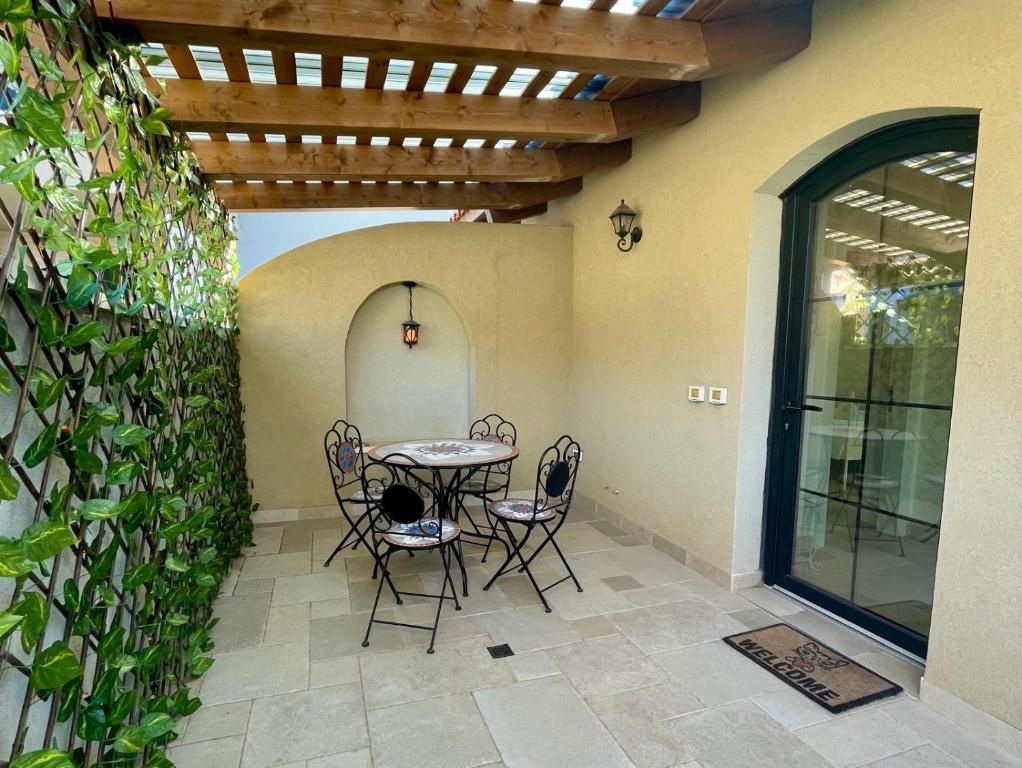 En terrasse eller udendørsområde på Highland Forest Zimmers