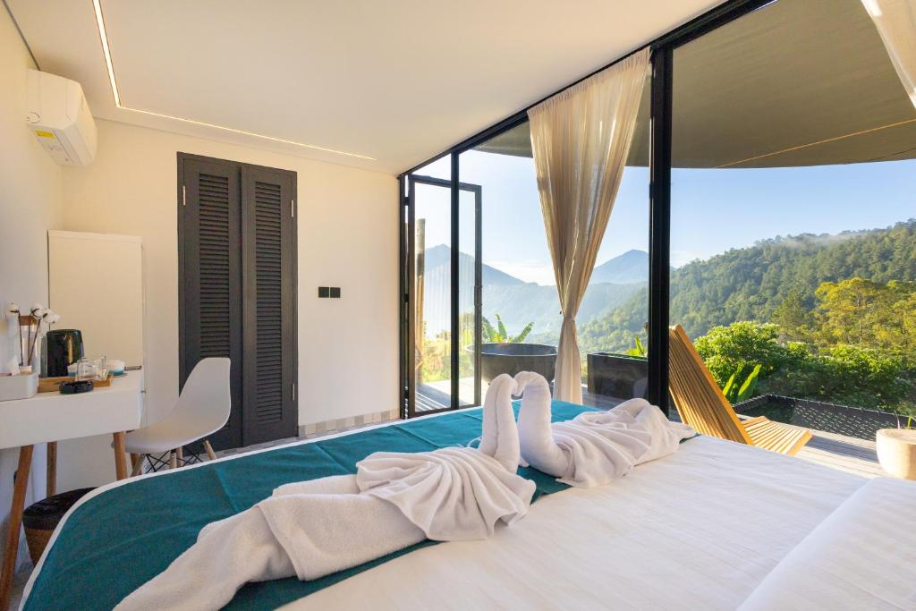 een persoon die op een bed ligt met zijn voeten omhoog bij 7 Dreams Glamping #5 in Kubupenlokan