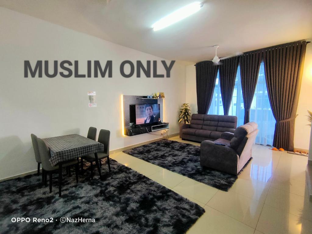 un salon avec un canapé et une télévision dans l'établissement NH Stay, Parit Buntar Perak, à Parit Buntar