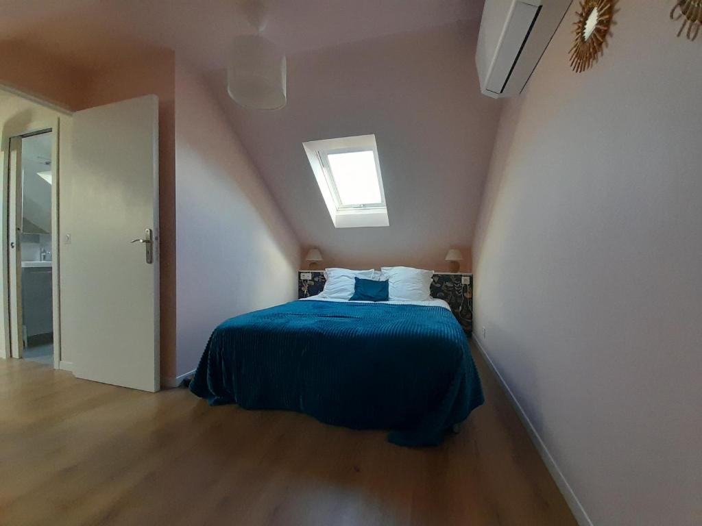 En eller flere senge i et værelse på Chambre Cosy Eaubonne