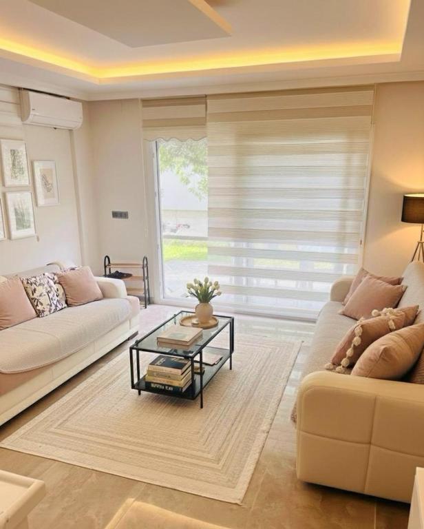 een woonkamer met twee banken en een tafel bij Arsuz Suit 1 in Hatay