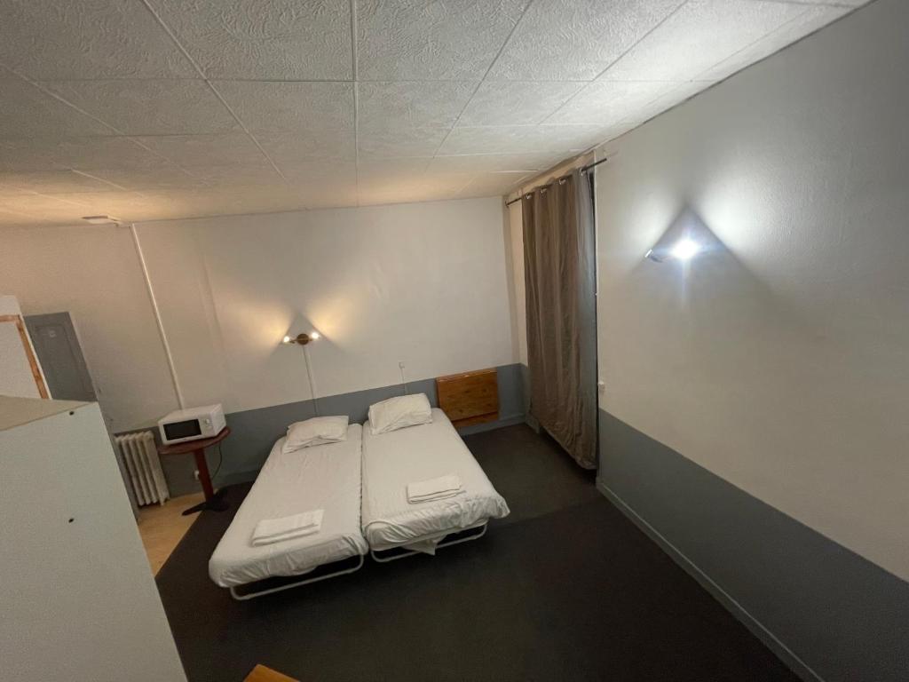 een ziekenhuiskamer met twee bedden erin bij Le grand cerf Blain in Blain