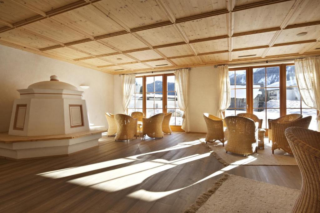 Posezení v ubytování TH Corvara - Greif Hotel