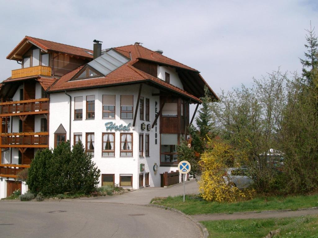 un gran edificio blanco con techo rojo en Hotel Glück, en Ebersbach an der Fils