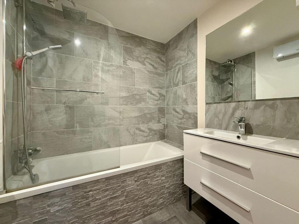 Phòng tắm tại Maison proche centre-ville et Futuroscope