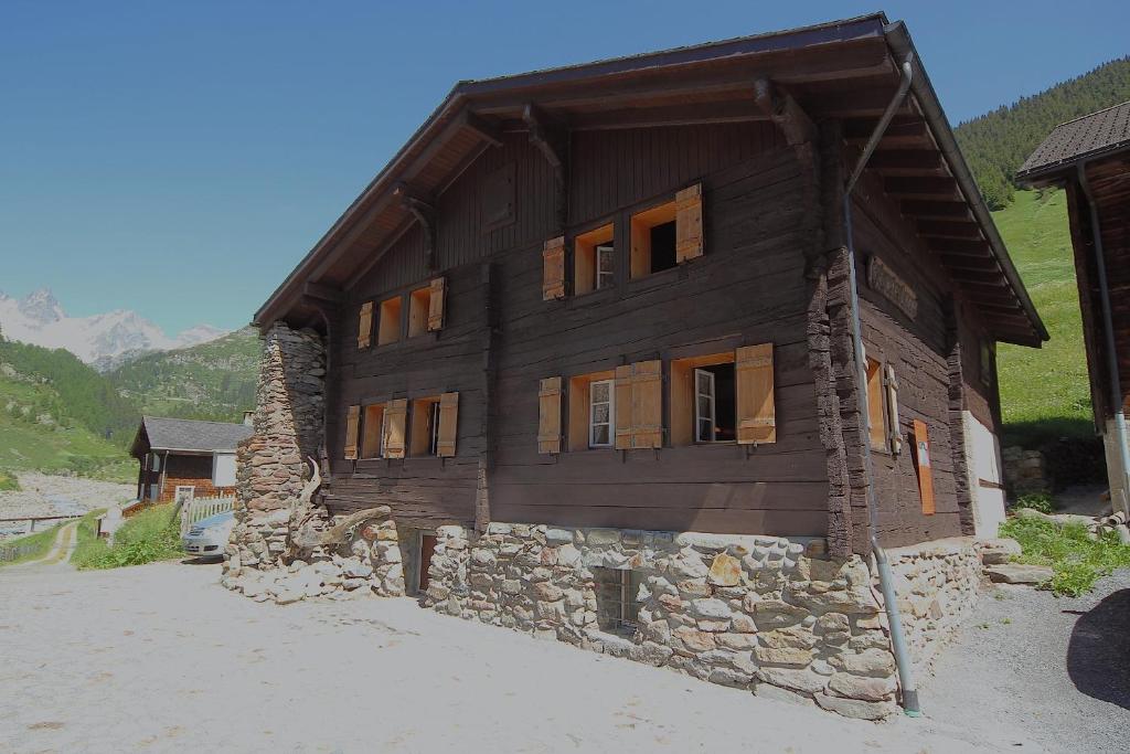una grande casa in legno con facciata in pietra di Gabrielenhaus a Wassen