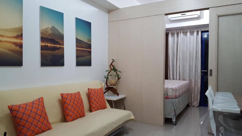 ein Wohnzimmer mit Sofa und ein Schlafzimmer in der Unterkunft FinkSea @ Sea Residences in Manila