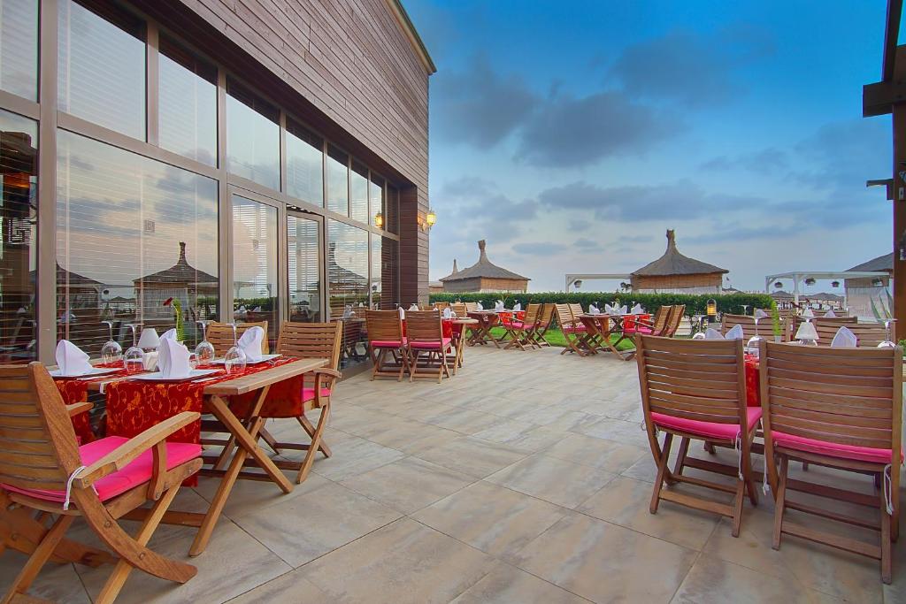 Restaurace v ubytování Baia Lara Hotel
