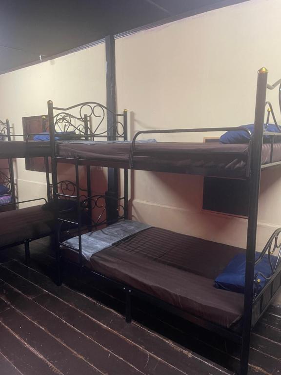 een kamer met 3 stapelbedden in een kamer bij 90 Hostel in Ban Nua