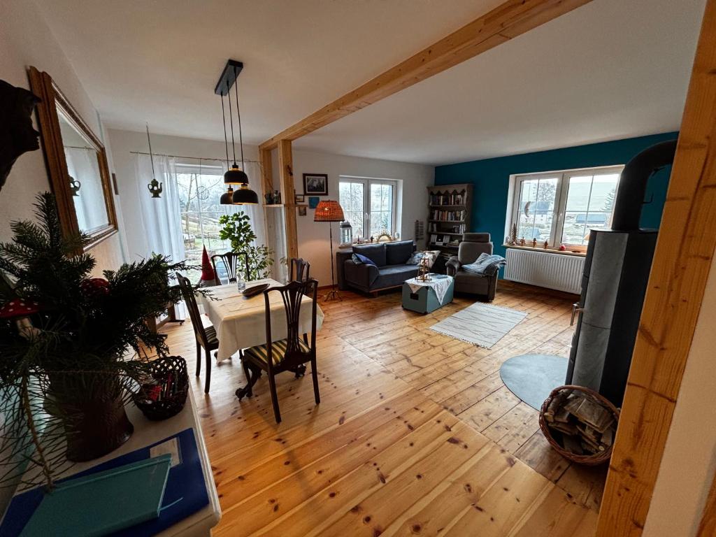 een woonkamer met een bank en een tafel bij Auszeit bei Katharina in Frauenstein