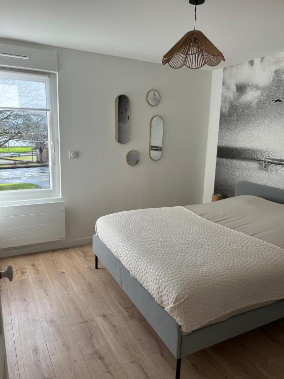 une chambre avec un lit et une fenêtre dans l'établissement Proximité du port de Perros Guirec, à Perros-Guirec