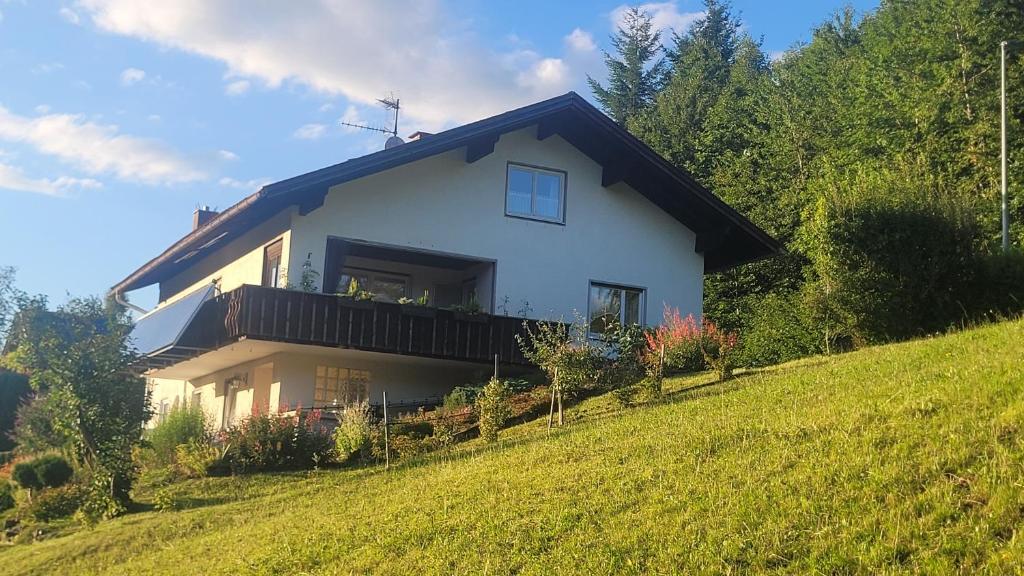 een wit huis met een balkon op een heuvel bij Haus Kranzusch in Sonthofen