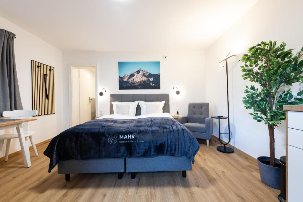 ein Schlafzimmer mit einem Bett, einem Schreibtisch und einem Stuhl in der Unterkunft Heu22 Heukammerl in Farchant