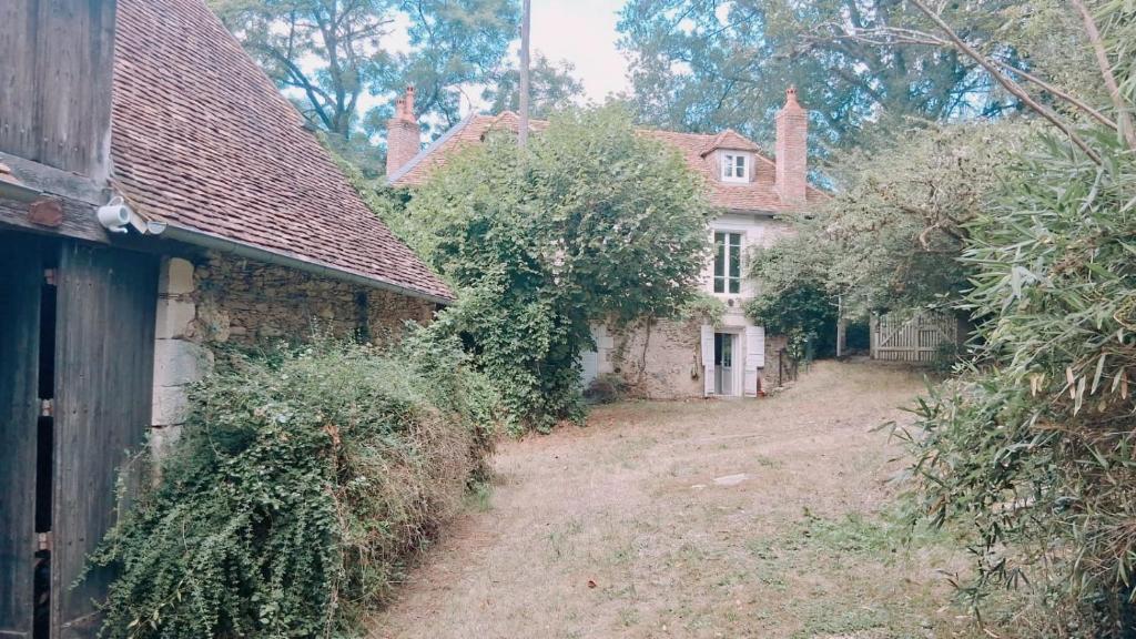 ein altes Haus mit einem Hof davor in der Unterkunft Demeure périgourdine, prairies et accès rivière in Cherveix-Cubas