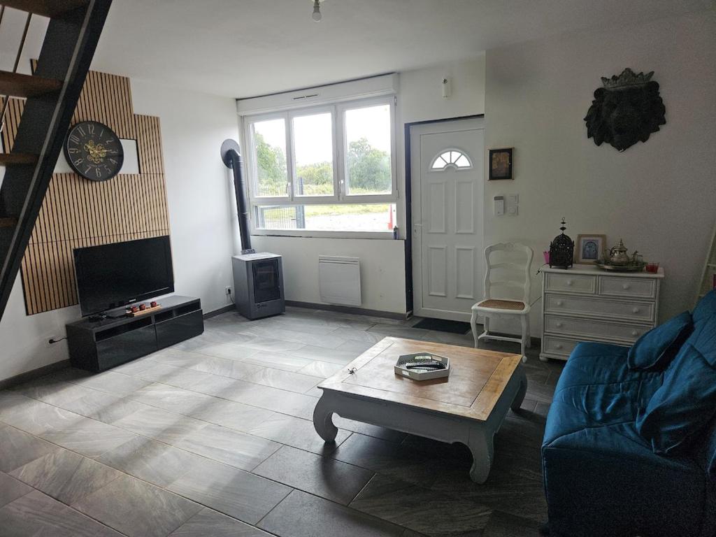 ein Wohnzimmer mit einer Couch und einem Couchtisch in der Unterkunft house in a farmhouse in Sains-lès-Fressin