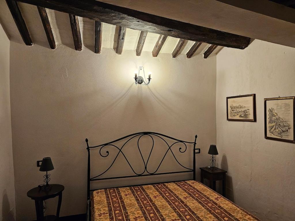 une chambre avec un lit dans une pièce dans l'établissement Tre Caravelle, à Levanto