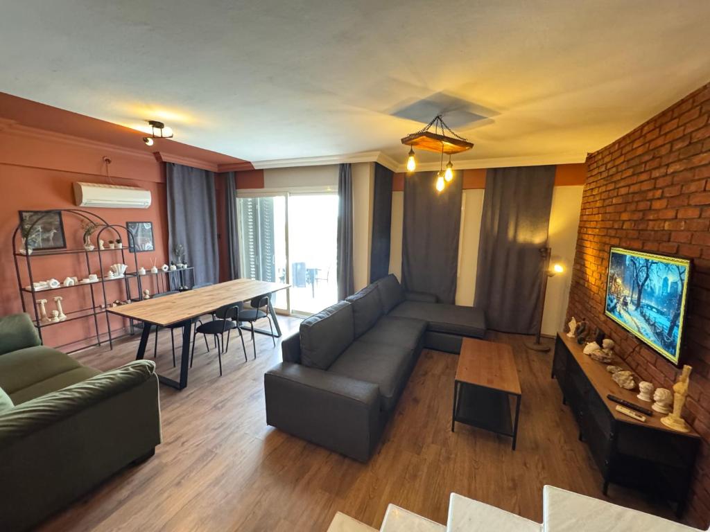 un salon avec un canapé et une table dans l'établissement Central Cozy Villa 5 Min to Beach, à Kusadası