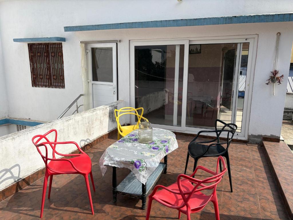 een tafel en 4 stoelen op een patio bij Nutan Homestay in Deoghar