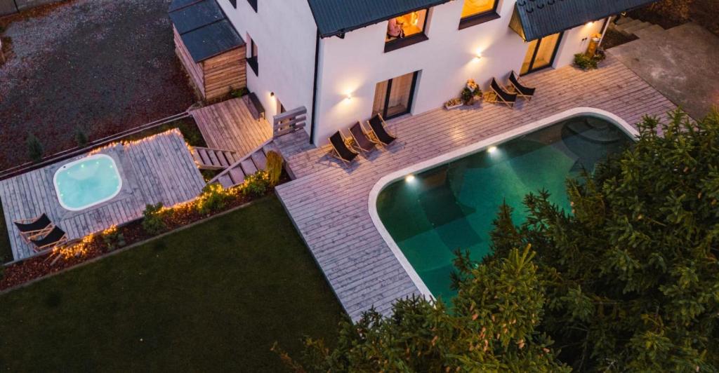 een luchtfoto van een huis met een zwembad bij Szafran Home Spa in Korbielów