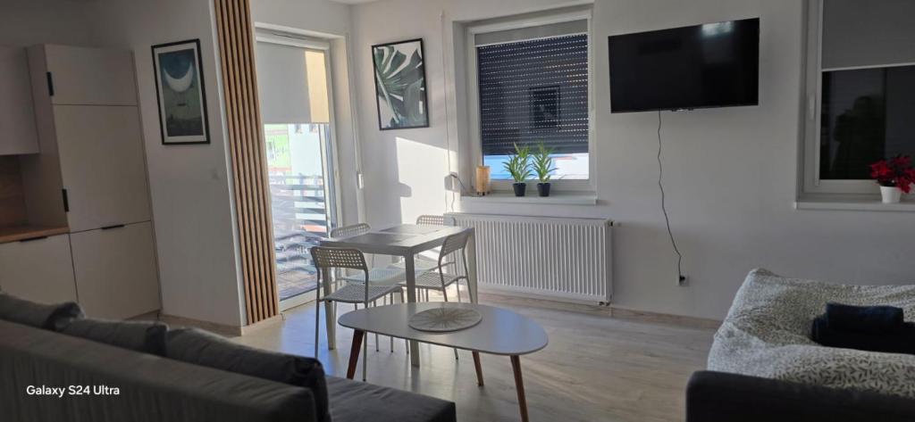 een woonkamer met een bank en een tafel bij Studio Człuchów Centrum in Człuchów