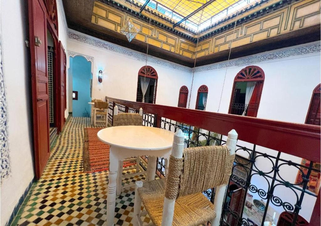 Camera con tavolo e sedie sul balcone. di Riad Iman a Fes