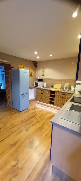 een lege keuken met een koelkast in een kamer bij Glori 's Fewo in Bad Sooden-Allendorf