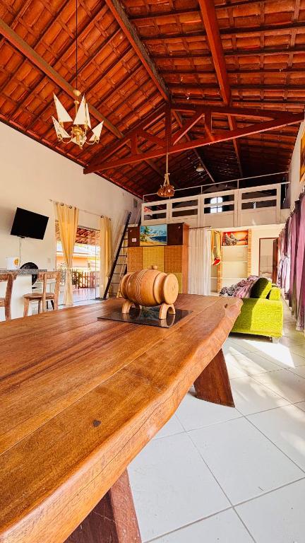 a large wooden table in a living room at Mansão suíça nos campos - Perto das praias in Aquiraz