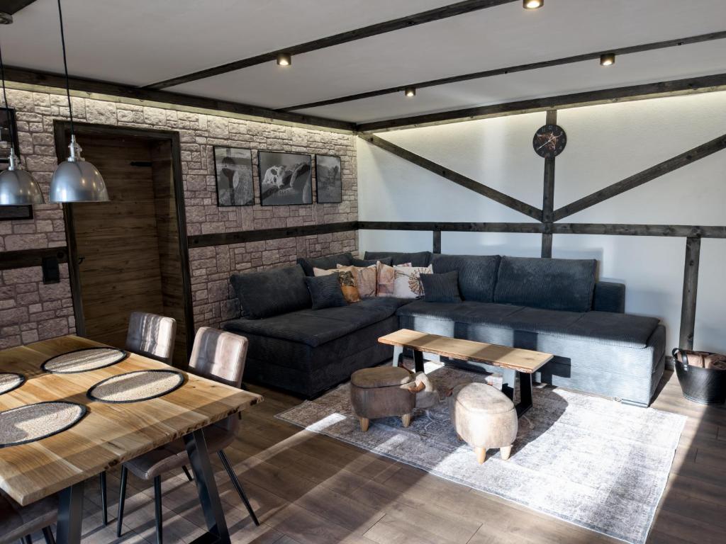 Posezení v ubytování FeWo Ottobeurens Schmuckstück Gemütlich-Stylische Wohnung - ACHAT