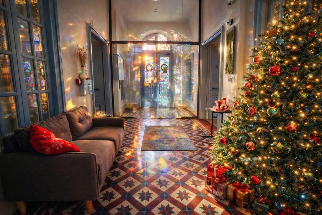 een woonkamer met een kerstboom en een bank bij Central House in Limassol