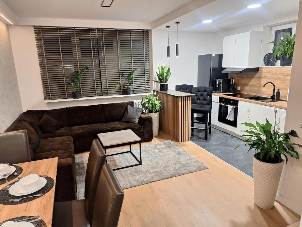 a living room and kitchen with a couch and a table at Apartament Polna 21 in Kalisz