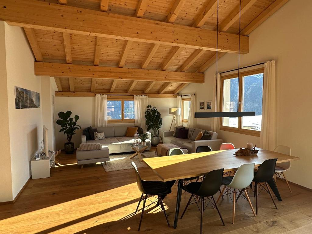 Et opholdsområde på New loft apartment with mountain views